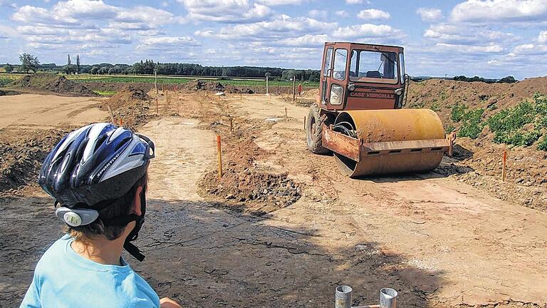 Bauarbeiten kommen voran: Im neuen Baugebiet &bdquo;Nördlich der Weißen Marter&ldquo; sind inzwischen Kanal und Wasser verlegt sowie die künftigen Straßentrassen aufgefüllt worden.