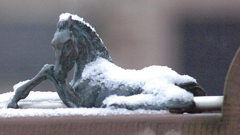 Fohlenstatuette am Brunnen im Zentrum des Hofes.