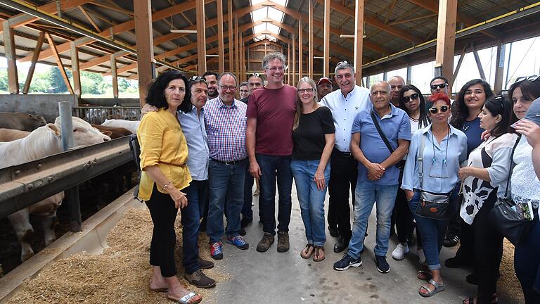 Besuch im Rindermaststall von Albrecht Haag in Strüth.&nbsp;Der Delegation aus Mateh Yehuda gehören auch Mitarbeiter landwirtschaftlicher Betriebe an. Von links im Bild:&nbsp;Übersetzerin Rivka Shahaf-Scherpf, Landrat Niv Viezel, Bürgermeister Martin Umscheid sowie Albrecht und Christine Haag.&nbsp;&nbsp;