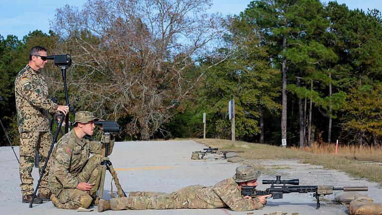 Stabsfeldwebel Eric Vogel (links) in einer Ausbildungssituation mit einem Scharfschützentrupp der US-amerikanischen Lehrgangsteilnehmer. Foto: Markeith Horace/US-Army       -  Stabsfeldwebel Eric Vogel (links) in einer Ausbildungssituation mit einem Scharfschützentrupp der US-amerikanischen Lehrgangsteilnehmer. Foto: Markeith Horace/US-Army