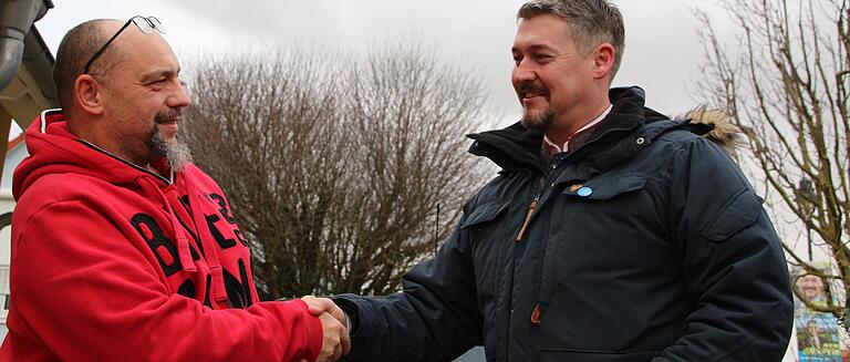 Landratskandidat Timo Markert klappert – wie hier in Dettelbach – Haustür für Haustür ab.