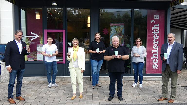 Bei der Bäckerei Schlereth in Knetzgau informierte sich Umweltstaatssekretär Florian Pronold aus erster Hand über die Einführung des Recup-Mehrwegbechers bei Initiator Jürgen Heinl. Von links: Staatssekretär Pronold, Vera Schlereth, Sabine Dittmar,&nbsp; Julia Schlereth, Jürgen Heinl, Johanna Bamberg-Reinwand und Bernhard Ruß.