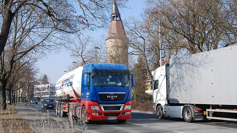 Der Schwerlastverkehr auf der B 8 in Kitzingen führt oft zu Staus, zu Lärm und zu Beschwerden von Anwohnern und Autofahrern.