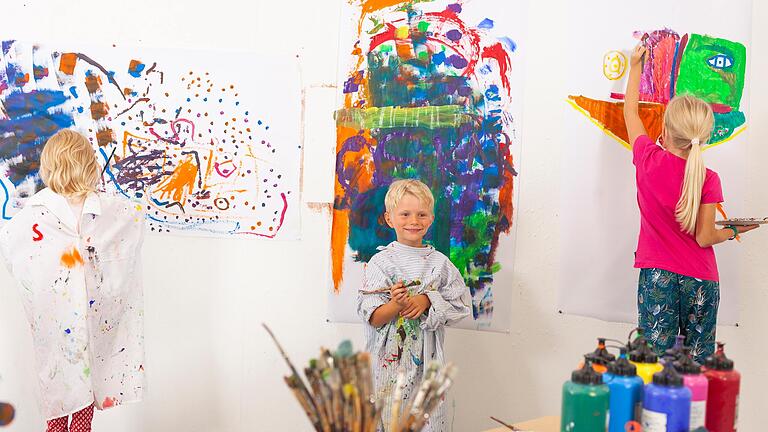 Bunte Farben, große Leinwand: Beim offenen Atelier in der Kunsthalle Schweinfurt können kleine Malerinnen und Maler wieder aktiv werden.