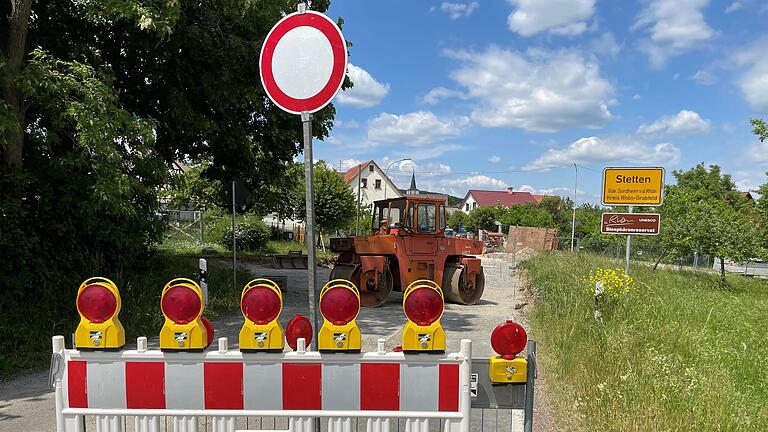 Seit März ist die Ortsdurchfahrt in Stetten bis voraussichtlich August 2024gesperrt. Derzeit sind die Arbeiten an der Straße von Sondheim/Rhön kommend&nbsp; in vollem Gange.