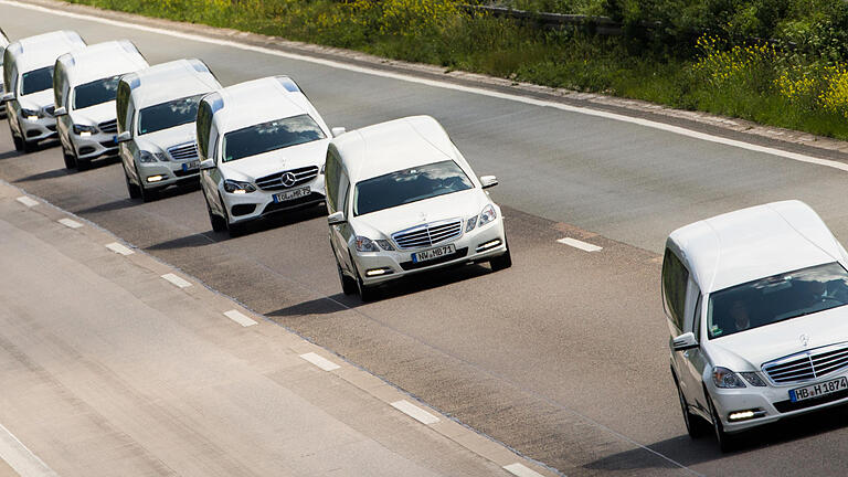 Überführung der Germanwings-Opfer       -  Ein Konvoi aus Leichenwagen mit Opfern des Germanwings-Absturzes fährt am 10.06.2015 über die Autobahn A3 bei Mülheim an der Ruhr (Nordrhein-Westfalen) in Richtung Haltern am See. Elf Wochen nach der Germanwings-Katastrophe in den französischen Alpen sind die ersten Opfer nach Deutschland gebracht worden. Die meisten Opfer des Fluges Germanwings 4U 9525 stammten aus Deutschland, darunter 16 Schüler aus Haltern am See.