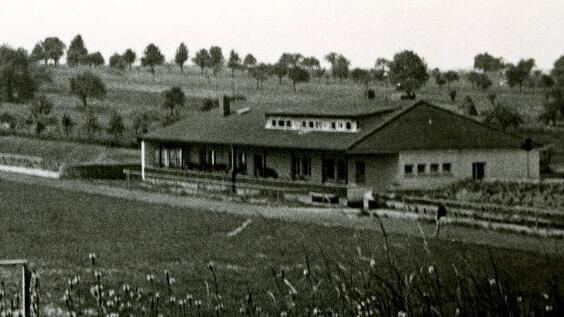 00017676       -  Das Steigerwaldstadion wenige Monate nach seiner Eröffnung. Schon zu sehen ist das alte Vereinsheim und die noch nicht bereinigte Flur südlich von Gerolzhofen.