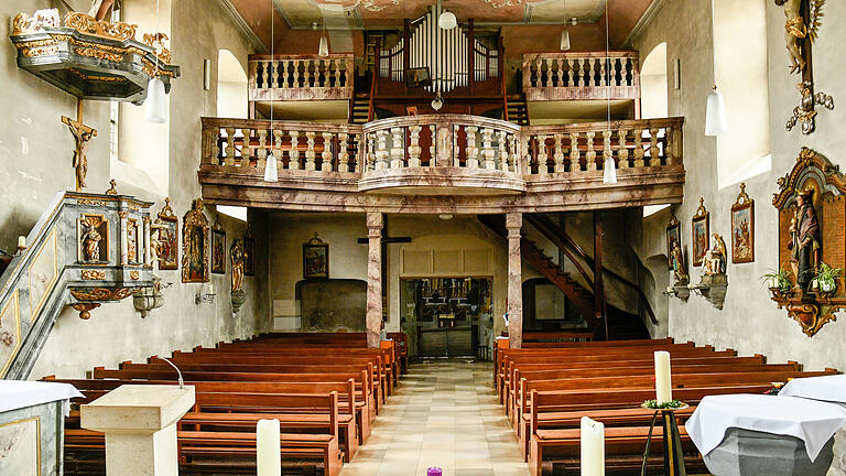 Zwei Emporen sind eine zuviel: Die obere Empore in der Kirche St. Barbara in Oberschwappach wurde nach dem Krieg eingebaut, als die Menschen wieder fleißig die Gottesdienste besuchten. Sie soll ebenso verschwinden wie die wenig klangvolle Nachkriegsorgel. Zwei Emporen sind eine zuviel: Die obere Empore in der Kirche St. Barbara in Oberschwappach wurde nach dem Krieg eingebaut, als die Menschen wieder fleißig die Gottesdienste besuchten. Sie soll ebenso verschwinden wie die wenig klangvolle Nachkriegsorgel.