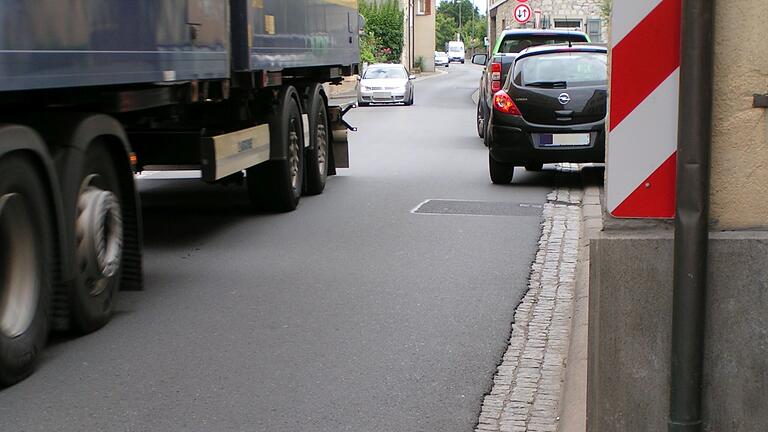 Engstellen auf 520 Metern Länge weist die Ortsdurchfahrt Winterhausen der Staatsstraße 2418 auf. Wenn Lastzüge fahren, dann haben schon Pkw Probleme mit dem Ausweichen.