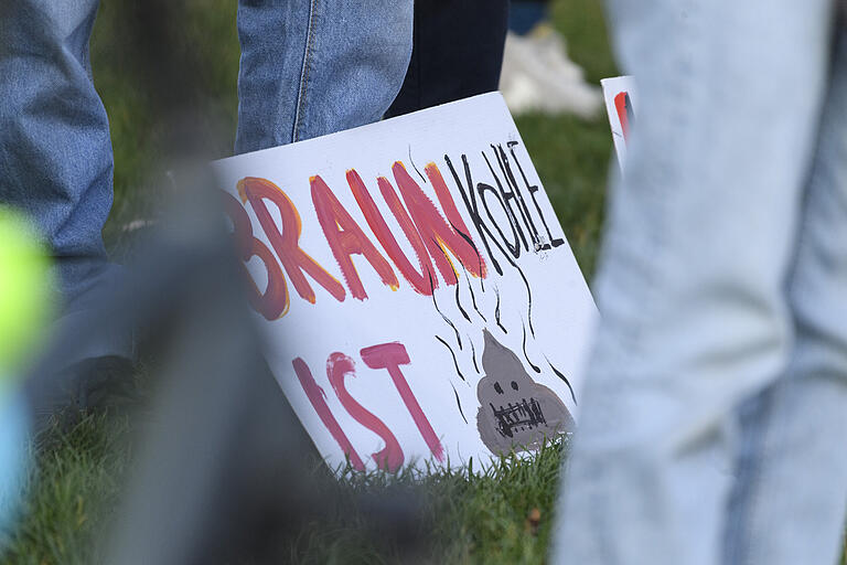 Mit Plakaten verliehen die Demonstranten ihrem Standpunkt Nachdruck. Mit Plakaten verliehen die Demonstranten ihrem Standpunkt Nachdruck.