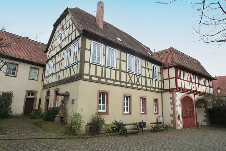 Die Stadt Lohr will sich mittelfristig vom bislang noch von der Sing- und Musikschule genutzten Haus Kirchplatz 3 trennen. Die denkmalgeschützte ehemalige Kaplanei aus dem Jahr 1583 soll verkauft werden, sobald das angrenzende Fischerhaus als neues Domizil für Vhs sowie Sing- und Musikschule hergerichtet ist.&nbsp;