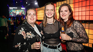 Viele Feierlustige besuchen am Samstag 19.04.25 die 90er vs 2000er Party in der Posthalle in Würzburg.