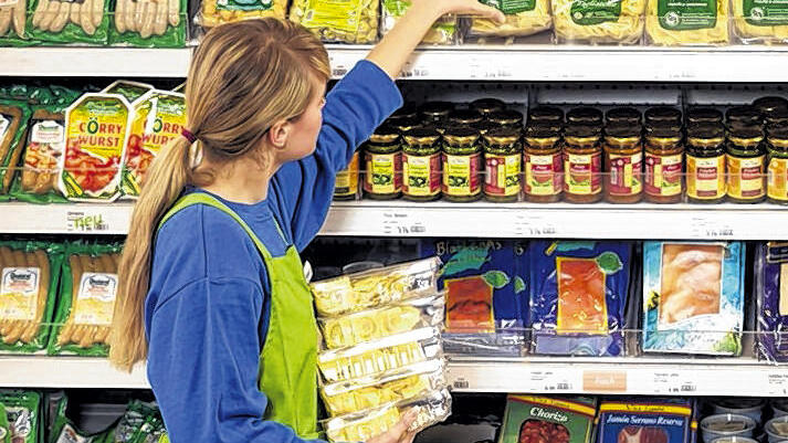 Auch ein Ferienjob: Regale auffüllen im Supermarkt. Auch ein Ferienjob: Regale auffüllen im Supermarkt.