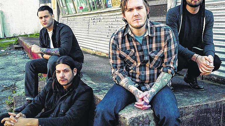 „Unsere Musik ist ehrlich“: Brian Fallon (Mitte) hat mit seiner Band The Gaslight Anthem vor kurzem das vierte Album „Handwritten“ veröffentlicht. „Unsere Musik ist ehrlich“: Brian Fallon (Mitte) hat mit seiner Band The Gaslight Anthem vor kurzem das vierte Album „Handwritten“ veröffentlicht.