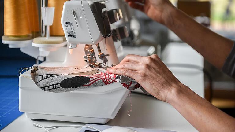Flink an der Maschine: Bloggerin Birgit Spitzhüttl aus Neubrunn hat sich das Nähen selbst beigebracht.Thomas Obermeier Flink an der Maschine: Bloggerin Birgit Spitzhüttl aus Neubrunn hat sich das Nähen selbst beigebracht.Thomas Obermeier