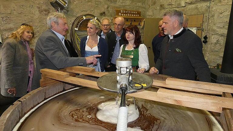 Horst Hornung (Zweiter von links) erklärt die Herstellung des Bieres im Dörfliser Brauhaus.