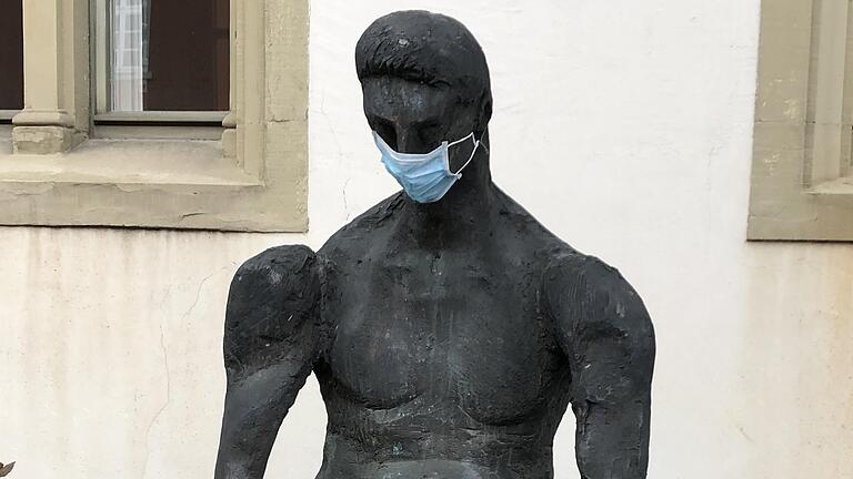 Er zeigt sich vor der Kreisgalerie in Mellrichstadt als ein gutes Vorbild. Wenn nach den Corona-Lockerungen allmählich die Museen im gesamten Landkreis wieder öffnen dürfen, bleibt eine entsprechende Maske beim Besuch Pflicht.