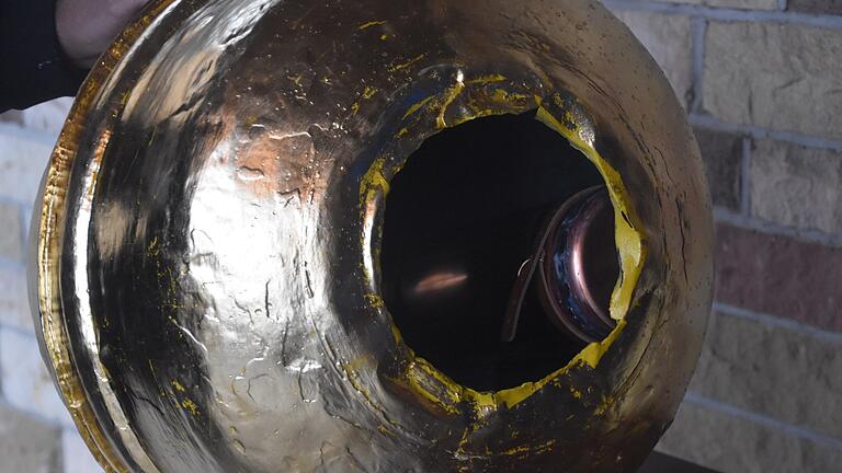 Zwei sogenannte Zeitkapseln wurden sorgfältig verschlossen und in die goldene Turmkugel gelegt. Zwei sogenannte Zeitkapseln wurden sorgfältig verschlossen und in die goldene Turmkugel gelegt.