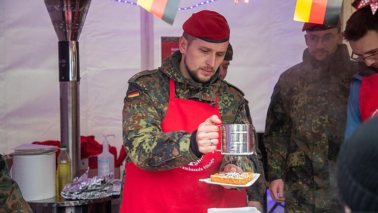 Oberleutnant René beim Waffeln essen mit seinen Kolleginnen und Kollegen.