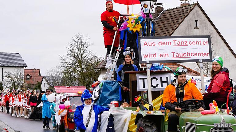 Aus Tanzcenter wird beim 'Team Rehberger' ein Tauchcenter: dafür gab es den Gaudiwurm-Wanderpokal der Sängerelf.