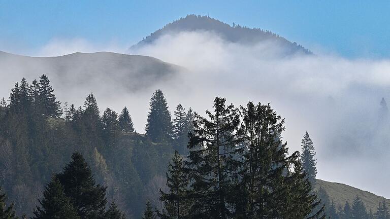 Wetter in Oberbayern       -  Blick auf das Mangfallgebirge. Das Wochenende bringt Nebel nach Bayern. Zumindest, wenn im Tal bei Bayrischzell ist.