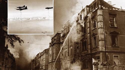 novo Bomb SW 14.10.43 - 14. Oktober 1943: Beim zweiten Luftangriff der US-Air Force auf Schweinfurt wurden 276 Menschen getötet sowie die Kugellagerfabriken und zahlreiche Wohngebäude zerstört oder schwer beschädigt. Aber auch die Amerikaner mussten schwere Verluste hinnehmen. Die deutschen Jagdflugzeuge und die Flak-Stellungen schossen 60 amerikanische B 17-Bomber mit 600 Mann an Bord auf dem Weg von ihren Stützpunkten in England nach Deutschland und zurück ab. novo Bomb SW 14.10.43 - 14. Oktober 1943: Beim zweiten Luftangriff der US-Air Force auf Schweinfurt wurden 276 Menschen getötet sowie die Kugellagerfabriken und zahlreiche Wohngebäude zerstört oder schwer beschädigt. Aber auch die Amerikaner mussten schwere Verluste hinnehmen. Die deutschen Jagdflugzeuge und die Flak-Stellungen schossen 60 amerikanische B 17-Bomber mit 600 Mann an Bord auf dem Weg von ihren Stützpunkten in England nach Deutschland und zurück ab.