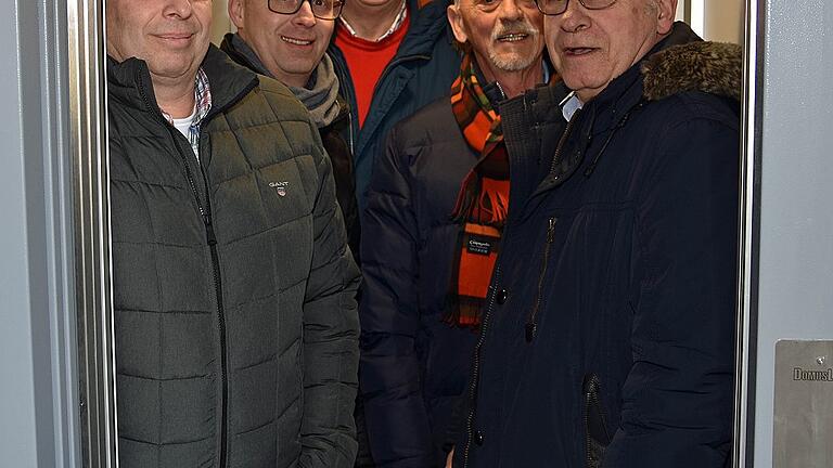Die Baugenossenschaft Haßfurt hat am Dienstag an ihrer Wohnanlage Langer Rain drei Aufzugsanlagen in Betrieb genommen. Im Bild (von links) der Bauingenieur Rainer Kitzinger, Thomas Ankenbrand von der Firma E-Plan aus Hainert, der geschäftsführende Vorstand Oskar Böhm, Mieter Günter Birkl und Aufsichtsratsvorsitzender Rudi Eck. Die Baugenossenschaft Haßfurt hat am Dienstag an ihrer Wohnanlage Langer Rain drei Aufzugsanlagen in Betrieb genommen. Im Bild (von links) der Bauingenieur Rainer Kitzinger, Thomas Ankenbrand von der Firma E-Plan aus Hainert, der geschäftsführende Vorstand Oskar Böhm, Mieter Günter Birkl und Aufsichtsratsvorsitzender Rudi Eck.