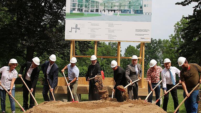 Mit dem Spatenstich beginnt die lang geplante Generalsanierung am Egbert-Gymnasium in Münsterschwarzach.