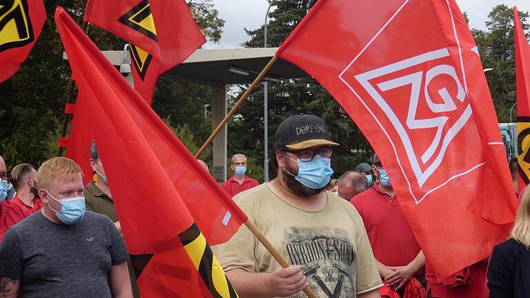 Mit wehenden Fahnen kämpfen die Beschäftigten für den Erhalt des Standortes Eltmann.