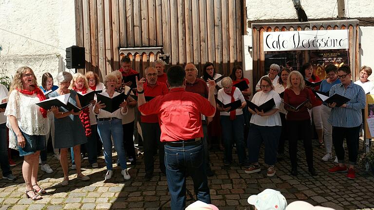 Das Cafè 'Therissimo' hatte geöffnet und der gleichnamige Chor nahm die Gäste mit auf eine musikalische Traumreise durch Paris.