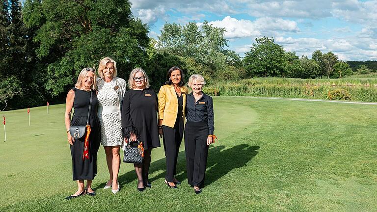 Auf dem Foto (von links): Uschi Lüchtrath, Viktoria May, Sabine Horn, Dr. Edith Raab und Annette Barreca. Auf dem Foto (von links): Uschi Lüchtrath, Viktoria May, Sabine Horn, Dr. Edith Raab und Annette Barreca.