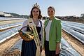 Gemeinsam mit der fränkischen Spargelkönigin Veronika Hußnätter (links) eröffnete Ministerin&nbsp;Judith Gerlach die bayerische Spargelsaison.&nbsp;