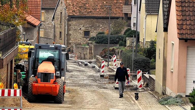 Bald fertig: Wenn das Wetter mitspielt, soll die Kellerbergstraße in Biebelried noch heuer ihre Feinschicht erhalten.