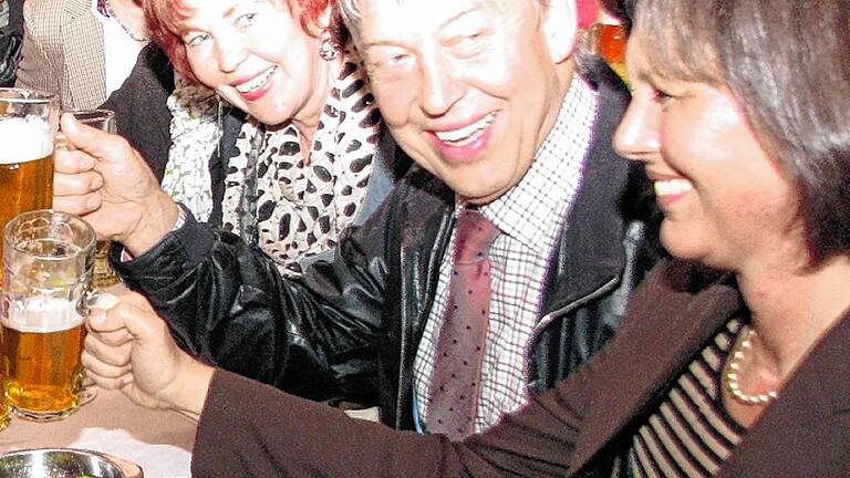 Haut am 22. April in Seinsheim auf die Pauke: Ilse Aigner (rechts), die 2013 mit dem CSU-Landtagsabgeordneten Otto Hünnerkopf in Gnodstadt den Gästen zuprostet.