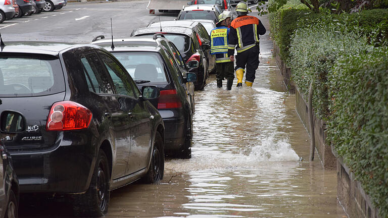 Wasserrohrbruch in Würzburg: Am Haugerring stand das Wasser, einige Keller liefen voll, auch Autos wurden in Mitleidenschaft gezogen.