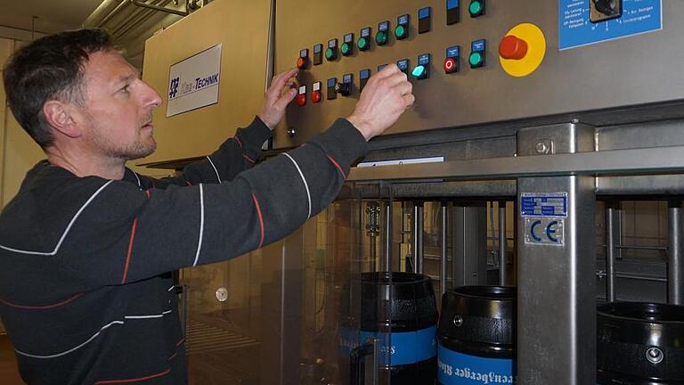 Braumeister Ulrich Klebl kontrolliert die Einstellungen der Abfüllanlage. Braumeister Ulrich Klebl kontrolliert die Einstellungen der Abfüllanlage.