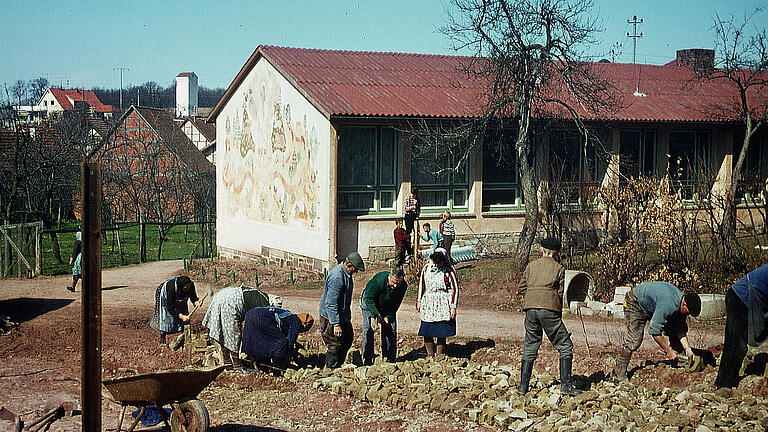 Fleißiges Leinach: Ortsbewohner richten in den 60er Jahren den Weg zum Friedhof her. Fleißiges Leinach: Ortsbewohner richten in den 60er Jahren den Weg zum Friedhof her.
