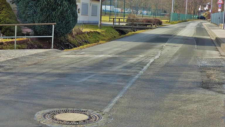 Verkehrsbeschränkende Maßnahmen Ja oder Nein? Der Gemeinderat sieht auch nach Beschwerden eines Anliegers keinen Anlass verkehrsbeschränkende Maßnahmen in der Schönauer Krummbachstraße einzurichten, was sowohl den Verkehrslärm und die Verkehrsdichte als auch die gefahrenen Geschwindigkeiten angeht.