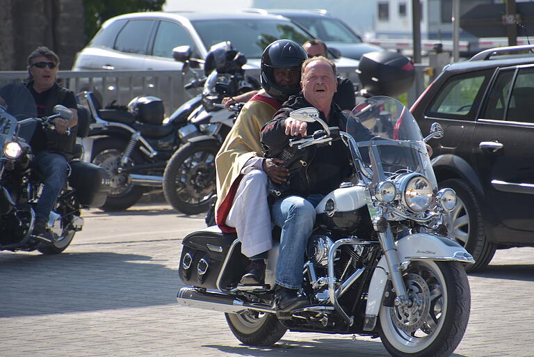 Stilecht als Beifahrer fuhr Pfarrer Zacharias Nitunga zum Motorradgottesdienst Stilecht als Beifahrer fuhr Pfarrer Zacharias Nitunga zum Motorradgottesdienst