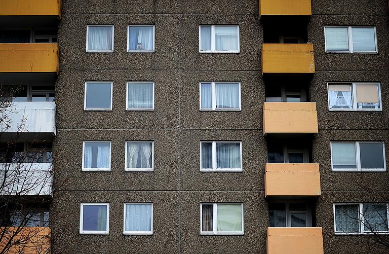 Fenster und Balkone eines Wohnblocks: Um eine Sozialwohnung mieten zu können, benötigen Bewohnerinnen und Bewohner einen Berechtigungsschein. Ob er bewilligt wird, hängt vom Haushaltseinkommen ab (Symbolbild). Fenster und Balkone eines Wohnblocks: Um eine Sozialwohnung mieten zu können, benötigen Bewohnerinnen und Bewohner einen Berechtigungsschein. Ob er bewilligt wird, hängt vom Haushaltseinkommen ab (Symbolbild). 