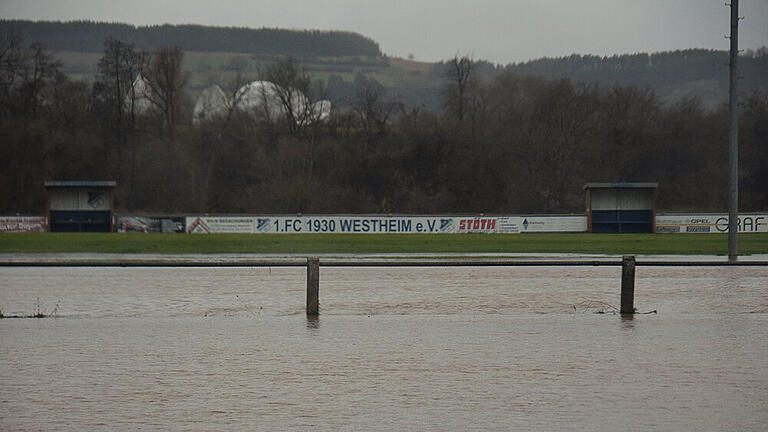 Land unter beim FC Westheim       -  Beim FC Westheim war am Mittwoch der Zugang zum Sportgelände noch möglich.- Schon am Donnerstag war es zu gefährlich.