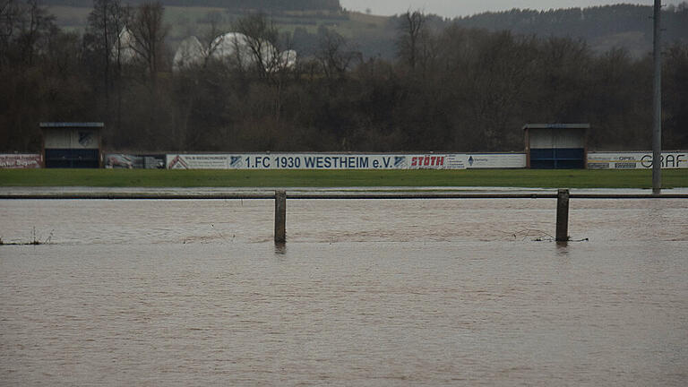 Land unter beim FC Westheim - Beim FC Westheim war am Mittwoch der Zugang zum Sportgelände noch möglich.- Schon am Donnerstag war es zu gefährlich. Land unter beim FC Westheim - Beim FC Westheim war am Mittwoch der Zugang zum Sportgelände noch möglich.- Schon am Donnerstag war es zu gefährlich.