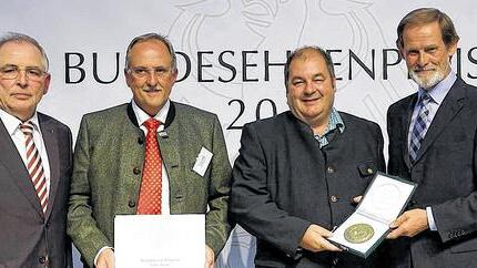 Ehrung für Distelhäuser Brauerei: Den Bundesehrenpreis in Gold überreichten Ministerialdirigent Theodor Seegers (rechts) und DLG-Vizepräsident Achim Stiebing (links) an den Distelhäuser Geschäftsführer Roland Andre (Zweiter von links) und Braumeister Robert Schlagbauer.