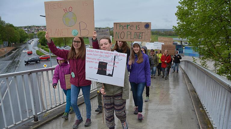 &quot;Wir sind hier, wir sind laut, weil ihr uns die Zukunft klaut!&quot; Rund 70 Teilnehmer kamen zur ersten Fridays for Future-Demo in die Stadt.