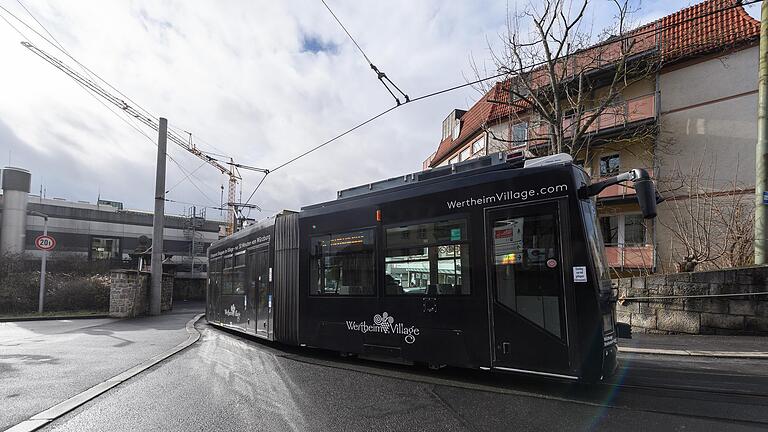 Die Straßenbahnstrecke der Linien 1 und 5 in Grombühl sollte schon längst verlängert sein. Nun verzögert sich der Bauverlauf wieder. Im Bild: Blick auf die Wendeschleife an der Uniklinik (Archivbild).