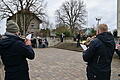 Zur traditionellen Neujahrsmal begrüßte Zweiter Bürgermeister Sebastian Hansen (in der Mitte auf der Treppe) Bürgerinnen und Bürger nach der Kirche in Waldbüttelbrunn. Er ließ das vergangene Jahr Revue passieren und gab einen Ausblick in die Zukunft.