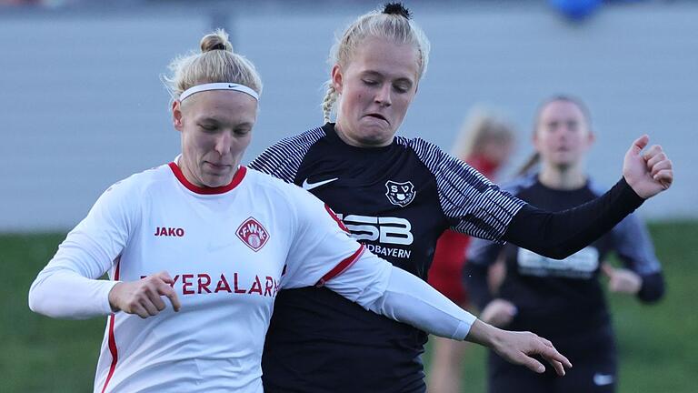 Lisa Blum (links) von den Würzburger Kickers setzt sich im Zweikampf durch. Die 24-Jährige erzielte im Bayernliga-Auswärtsspiel beim SV Kirchberg das entscheidende Tor. Das Bild entstand beim Heimspiel im Sportpark Heuchelhof gegen den SV Frauenbiburg.