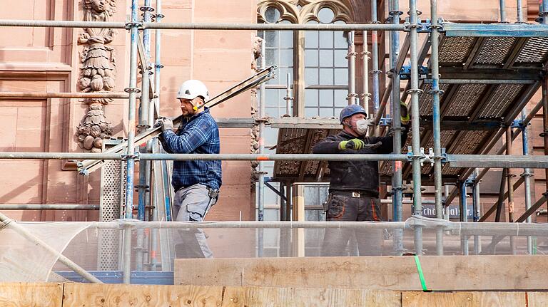 Seit Mittwoch wird das Gerüst am Turm der Neubaukirche abgebaut.