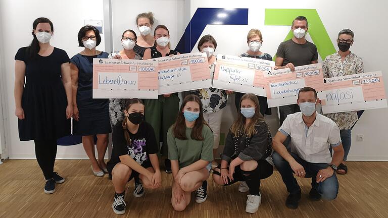 Gelungene Spendenaktion: Vanessa Felber-Eschenfelder (stehend von links), Christine Rottmann (ZwRSKin), Daniela Hönig, Anke Amthor, Ute Ulbrich, Eva Herrlein, André Lauenburger und Dr. Jaqueline Sommer. (Vorne von links): Tessa Chatzilampros, Nora Szmechel, Hannah Häfner und Stefan Zeller.