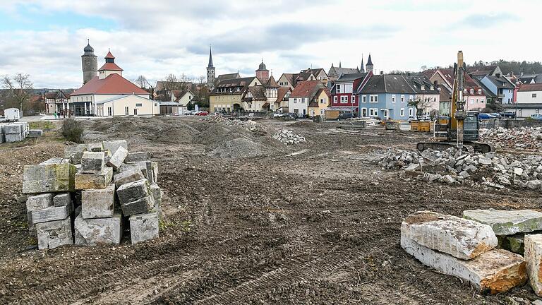 Das Areal westlich des Flockenwerks in Ochsenfurt wird bereits frei geräumt, damit dort eine Veranstaltungshalle und ein Hotel gebaut werden können.